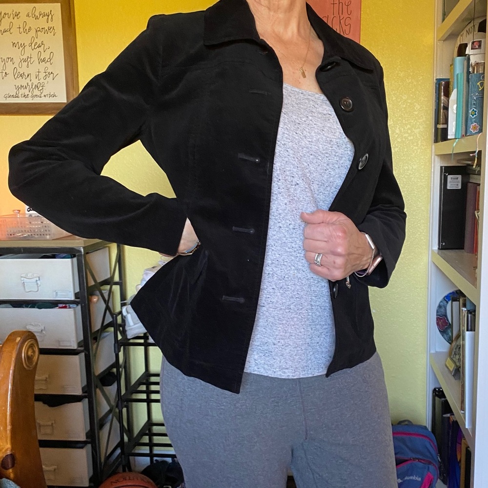 talbot’s size 8 black velvet jacket w/ collar